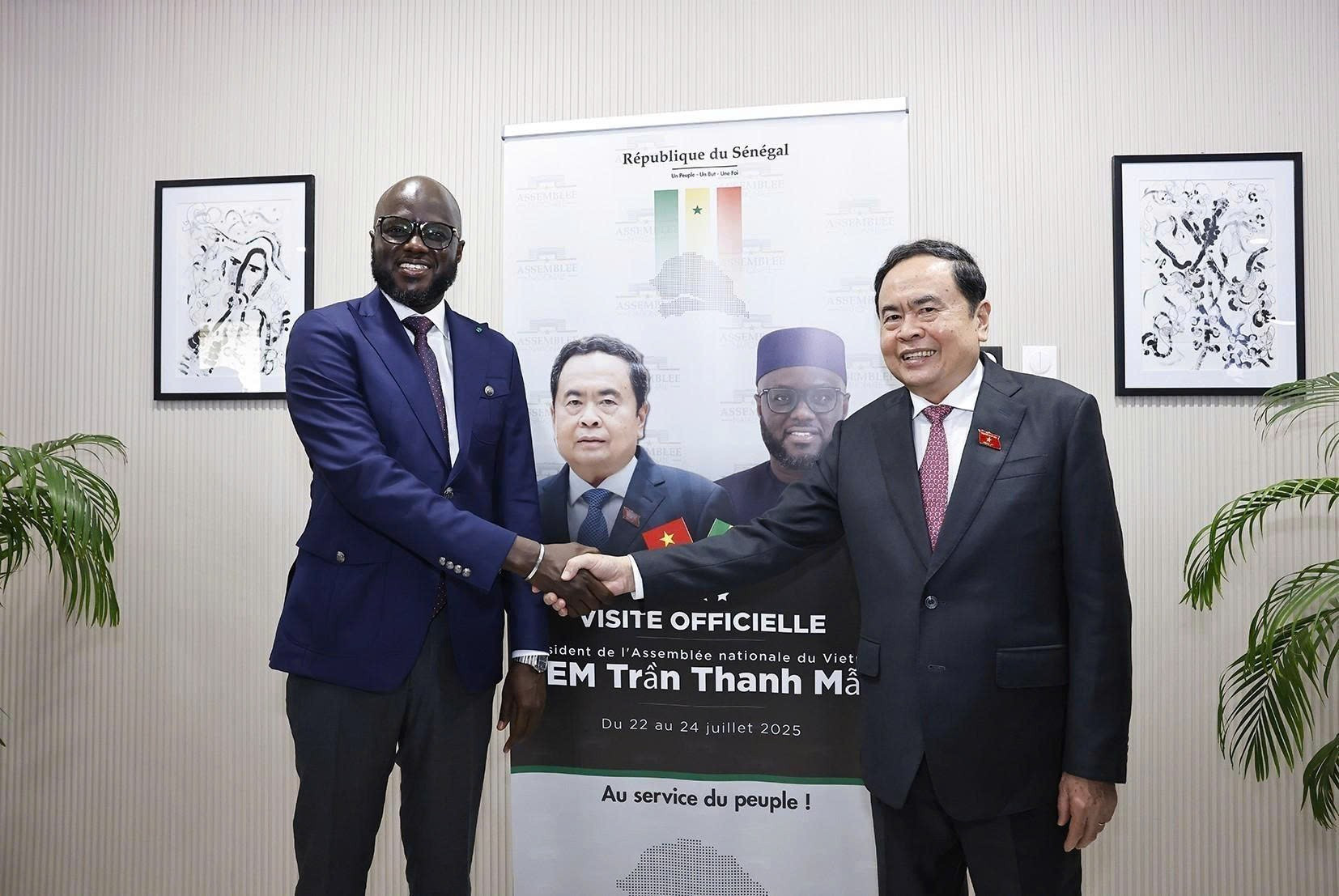Chủ tịch Quốc hội Malick Ndiaye đón Chủ tịch Quốc hội Trần Thanh Mẫn. (Ảnh: Doãn Tấn/TTXVN) z6834316447780-a3a449c221137b17bbb25b65f9d33b4f.jpg