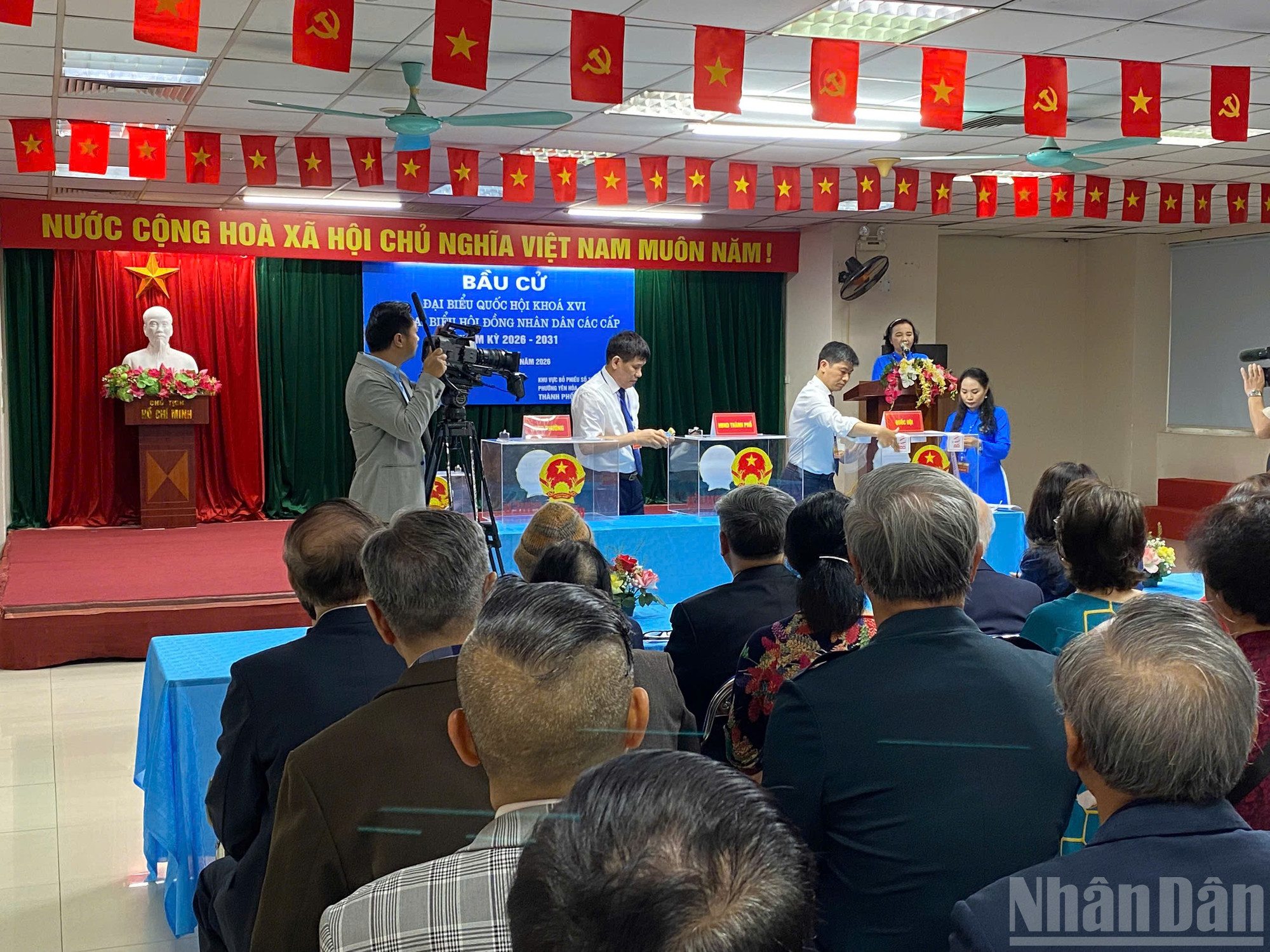 [Ảnh] Báo chí trên mọi nẻo đường tác nghiệp trong ngày hội lớn của dân tộc