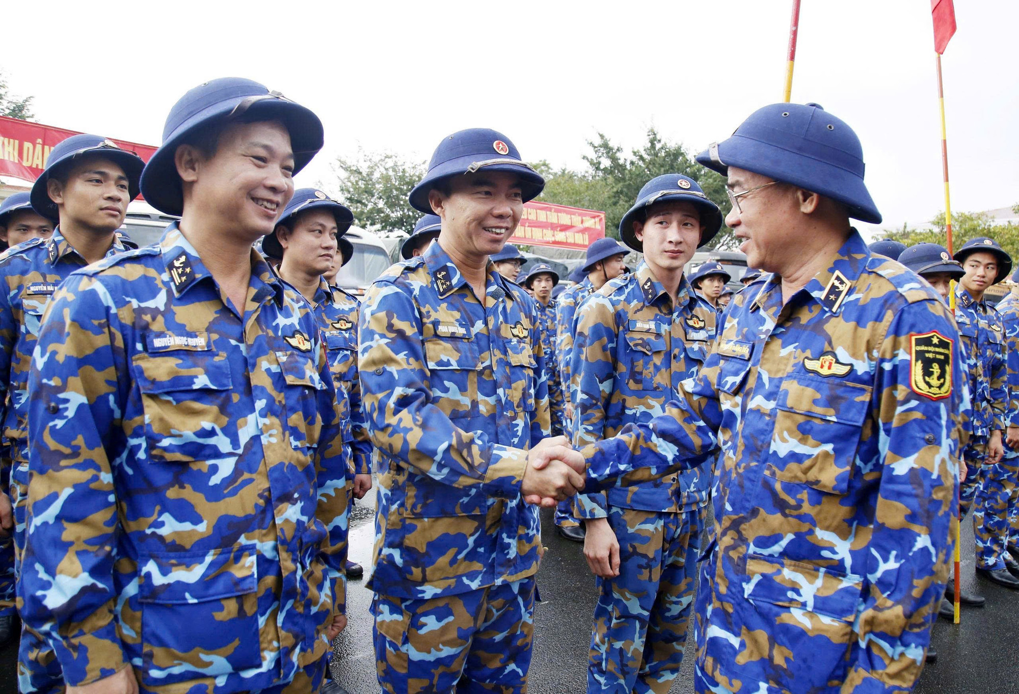 พลเรือตรีเหงียน ดัง เตี๊ยน เลขาธิการพรรคและผู้บัญชาการการเมืองของกองทัพเรือภาค 3 ให้กำลังใจเจ้าหน้าที่และทหารในพิธีเปิดตัว chuan-do-doc-nguyen-dang-tien.jpg