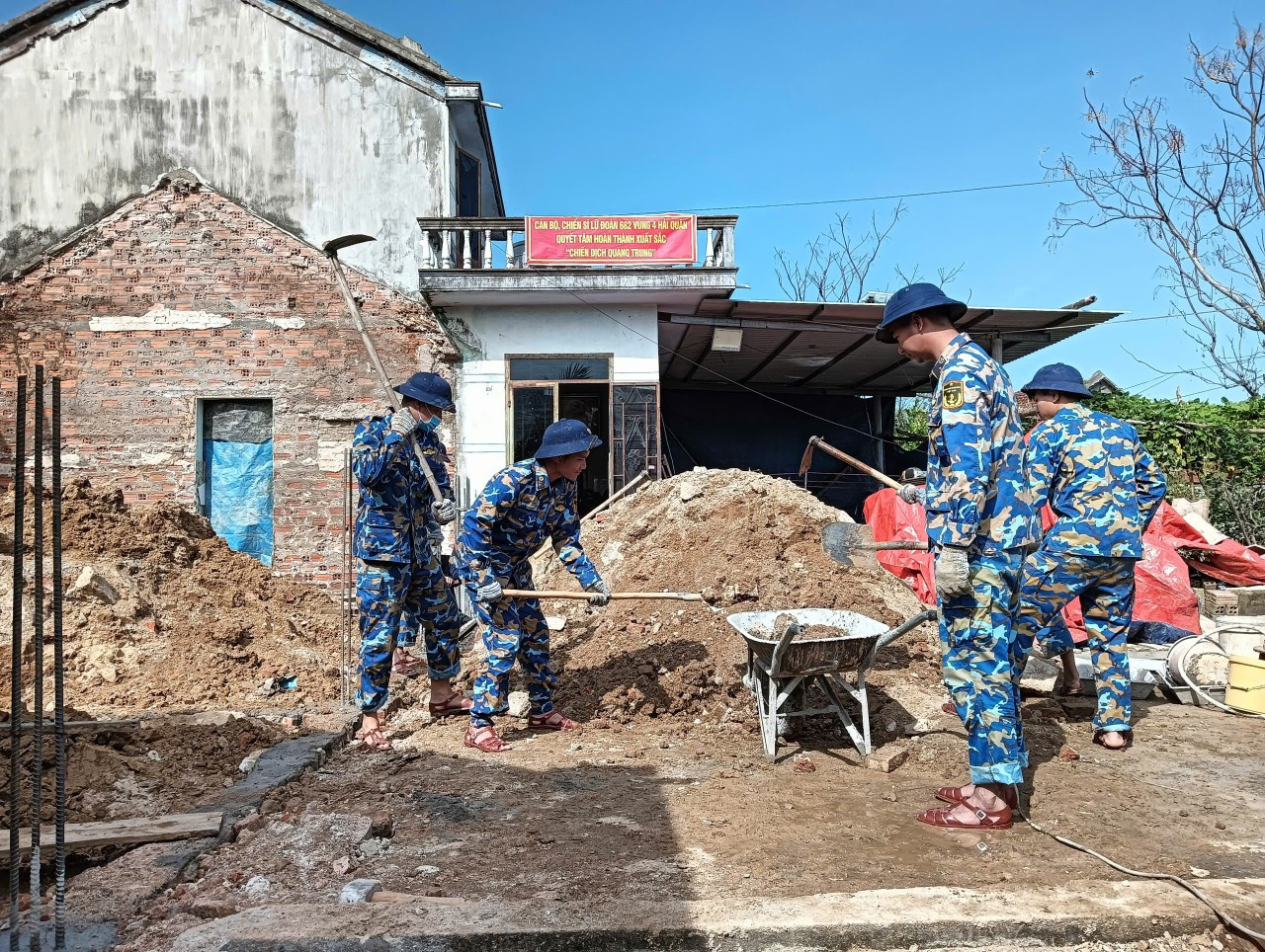 ทีมงานก่อสร้างกองพล 682 กองทัพเรือ ภูมิภาค 4 ได้ใช้โอกาสที่สภาพอากาศเอื้ออำนวยทำงานอย่างแข็งขันเพื่อให้โครงการแล้วเสร็จในเร็วๆ นี้ c.jpg