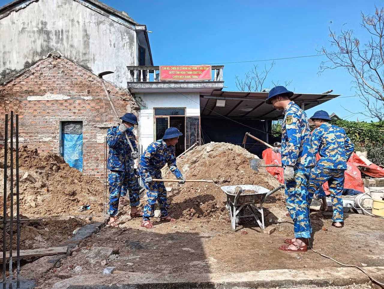 Đội xây dựng Lữ đoàn 682, Vùng 4 Hải quân tranh thủ thời tiết thuận lợi, tích cực làm việc để sớm hoàn thiện công trình.