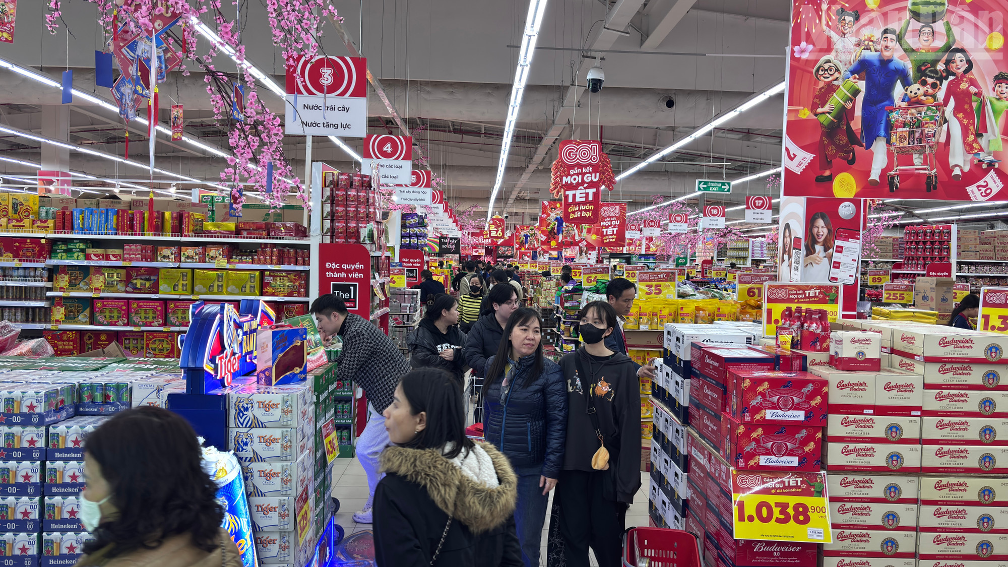 Rộn ràng không khí sắm Tết tại siêu thị Hà Nội