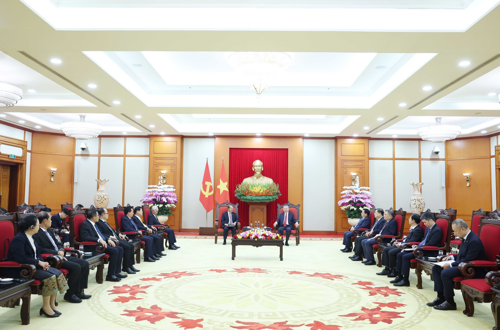 Tổng Bí thư Tô Lâm tiếp đồng chí Kikeo Khaykhamphithoune, Ủy viên Bộ Chính trị, Phó Thủ tướng Lào. (Ảnh: TTXVN) vna-potal-tong-bi-thu-to-lam-tiep-pho-thu-tuong-lao-kikeo-khaykhamphithoune-8366792.jpg