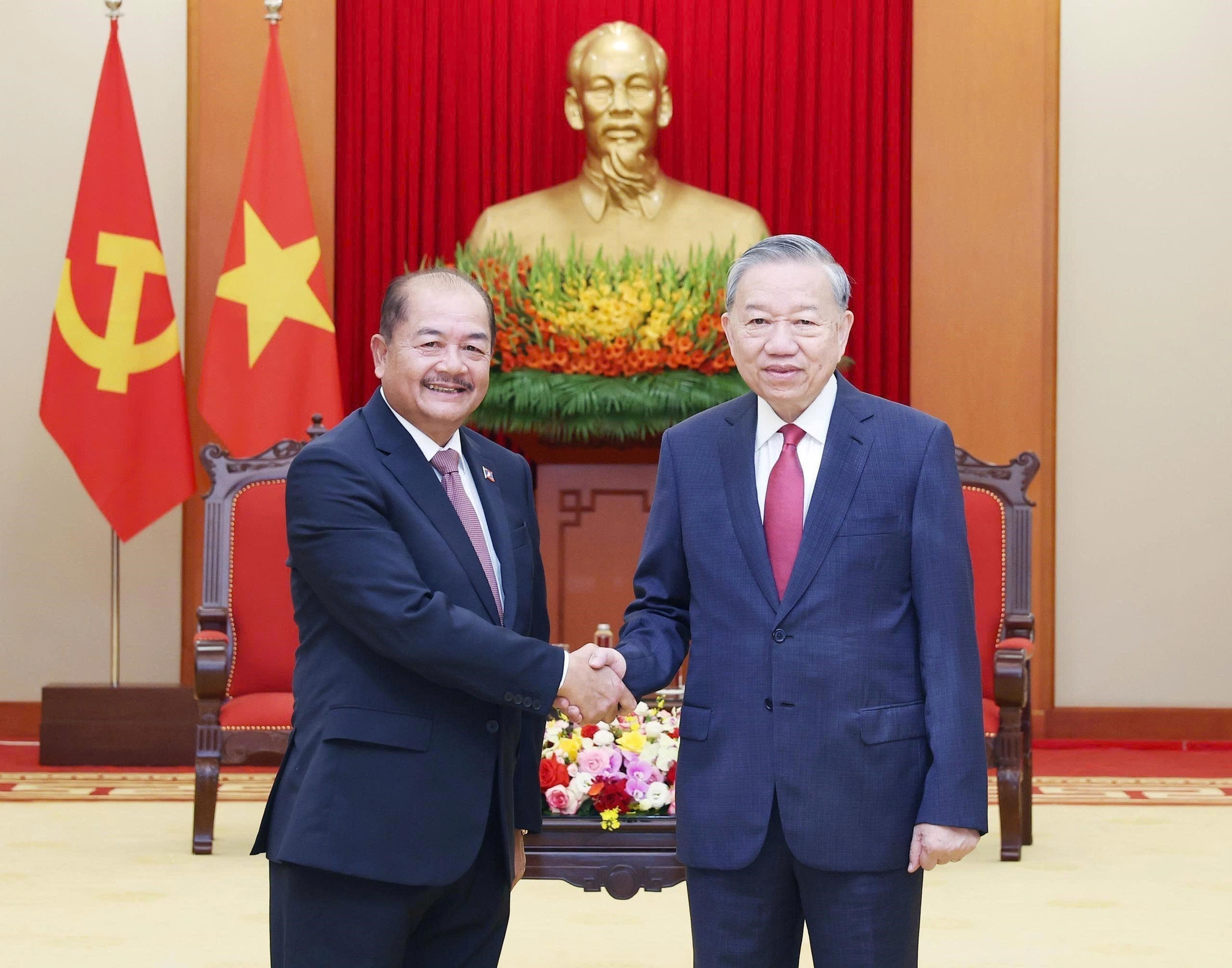 vna-potal-tong-bi-thu-to-lam-tiep-dong-chi-kikeo-khaykhamphithoune-uy-vien-bo-chinh-tri-pho-thu-tuong-lao-truong-doan-dai-bieu-cap-cao-dang-nhan-dan-8366780.jpg
