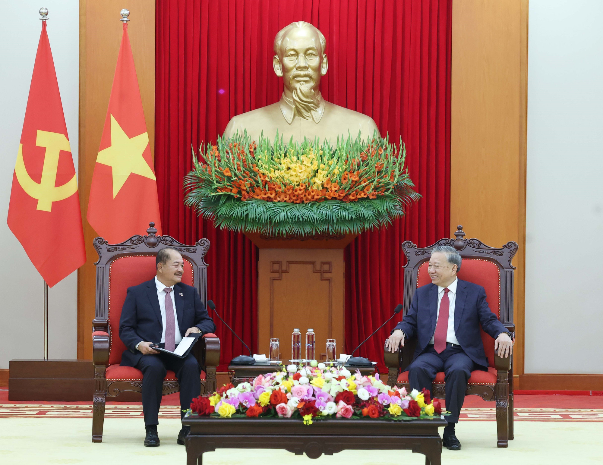 vna-potal-tong-bi-thu-to-lam-tiep-dong-chi-kikeo-khaykhamphithoune-uy-vien-bo-chinh-tri-pho-thu-tuong-lao-truong-doan-dai-bieu-cap-cao-dang-nhan-dan-8366789.jpg