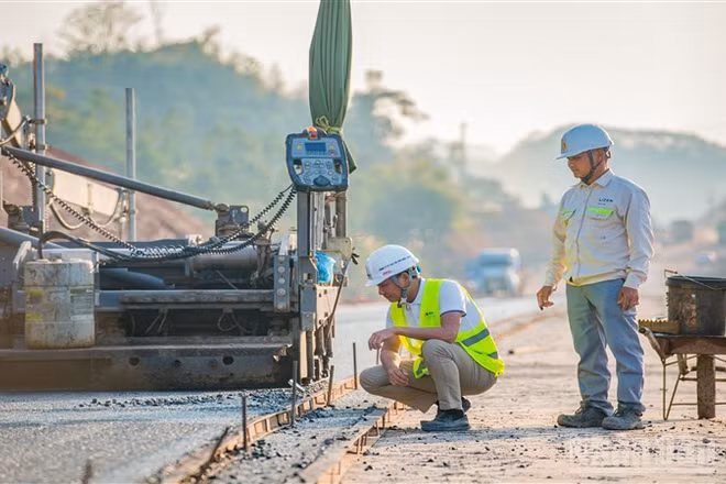 Thi công tuyến đường bộ cao tốc Đồng Đăng-Trà Lĩnh.