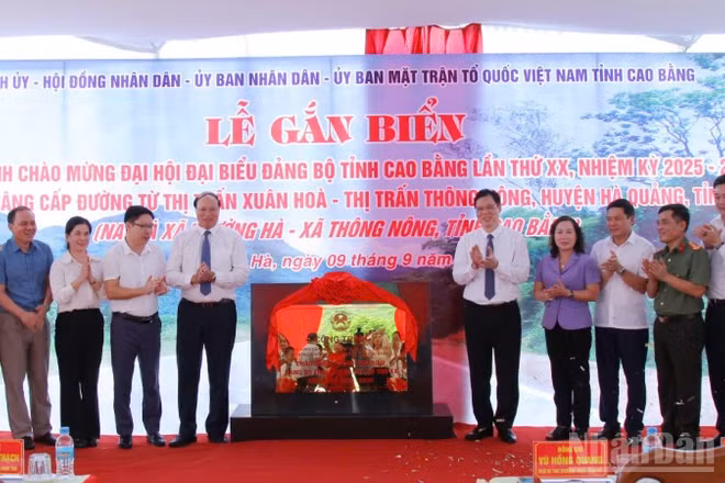 Các đại biểu gắn biển công trình chào mừng Đại hội Đảng bộ tỉnh Cao Bằng lần thứ 20 tại tuyến đường từ xã Trường Hà đến xã Thông Nông.