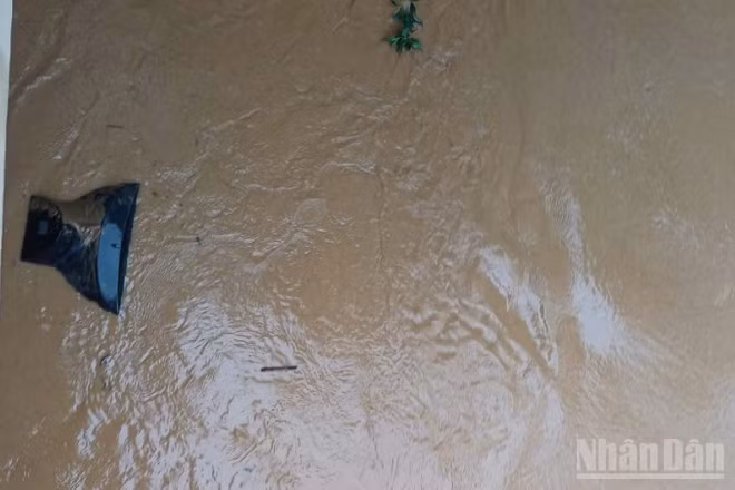 Nước lũ cuốn trôi ti-vi của người dân.