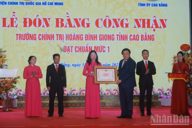 Đồng chí Nguyễn Xuân Thắng trao Bằng công nhận Trường chính trị Hoàng Đình Giong, tỉnh Cao Bằng, đạt chuẩn mức độ 1.