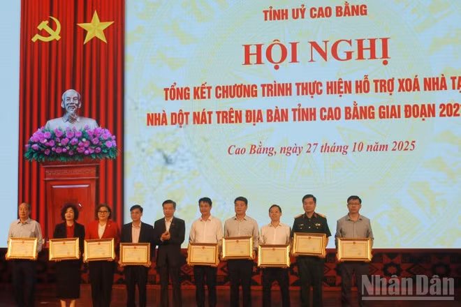 Lãnh đạo tỉnh Cao Bằng trao Bằng khen cho các tập thể có nhiều đóng góp thực hiện chương trình.