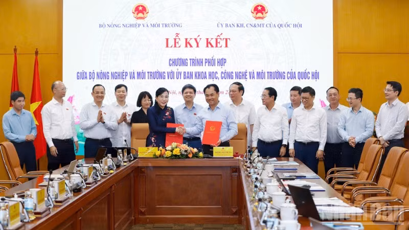Bộ Nông nghiệp và Môi trường và Ủy ban Khoa học, Công nghệ và Môi trường của Quốc hội ký kết chương trình phối hợp giai đoạn 2026-2031. (Ảnh: KHƯƠNG TRUNG)