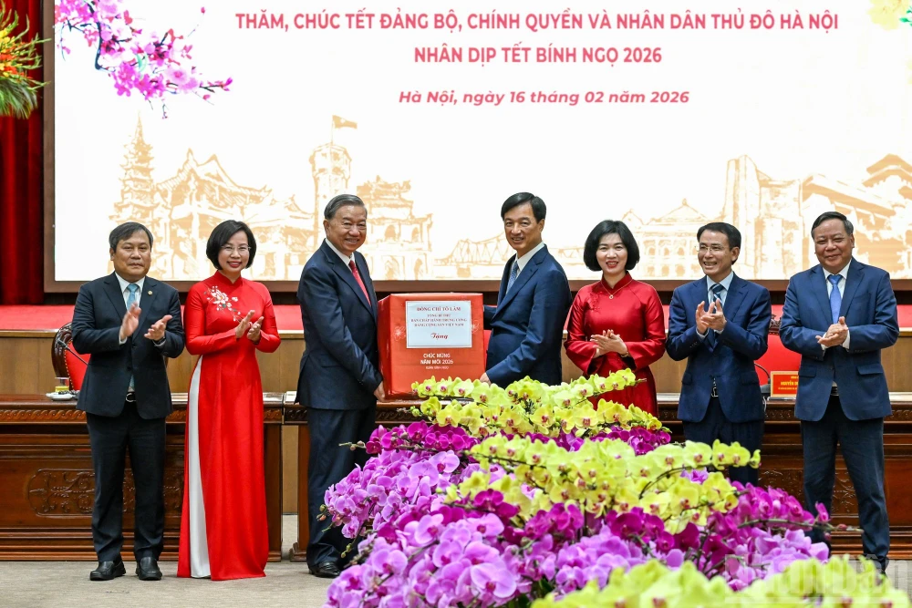 Tổng Bí thư Tô Lâm trao quà Tết tặng Đảng bộ, chính quyền và nhân dân Thủ đô Hà Nội.