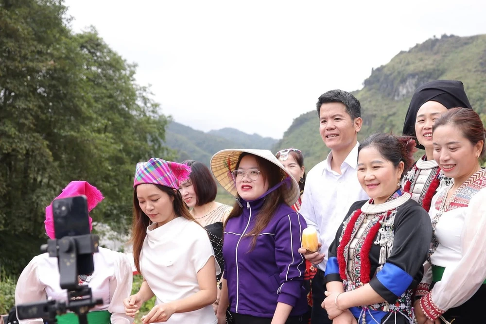 Những “làng Taobao” phiên bản Việt nếu muốn loang xa và bền bỉ, cần nhiều hơn những cú bấm điện thoại đầy cảm hứng.