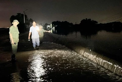 Lực lượng tại chỗ ứng trực tại đê bối xã Vân Hà.