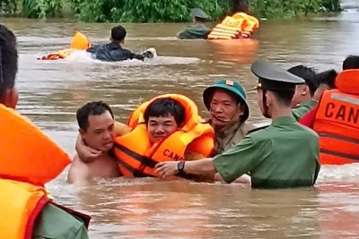Lực lượng công an, quân đội xã Yên Thế đưa người dân ra khỏi vùng lũ.