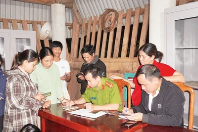 Cán bộ, viên chức hướng dẫn người dân tra cứu thông tin, sử dụng dịch vụ công tại lớp học cộng đồng.