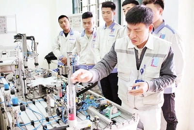 Trường cao đẳng Điện tử-Điện lạnh Hà Nội hợp tác với Công ty CP Giải pháp tự động hóa ETEK trong đào tạo học viên.