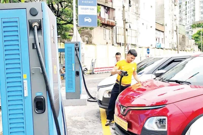 Trạm sạc xe điện tại bến xe Giáp Bát.