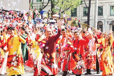 Các văn nghệ sĩ tham gia chương trình Tổng duyệt Lễ kỷ niệm 50 năm Ngày Giải phóng miền nam, thống nhất đất nước. (Ảnh MẠNH HẢO)