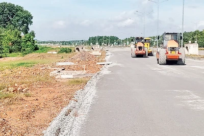 Đường gom bên cạnh tuyến đường vành đai 5 vùng Thủ đô Hà Nội đoạn qua tỉnh Thái Nguyên được xây dựng để các khu, cụm công nghiệp, khu đô thị phát triển.