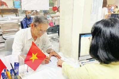 Xã Nhà Bè chi trợ cấp hưu trí xã hội hằng tháng cho người cao tuổi.