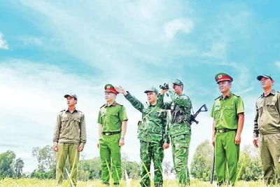 Lực lượng công an, biên phòng và an ninh cơ sở phối hợp tuần tra tuyến biên giới. (Ảnh THANH MỸ)