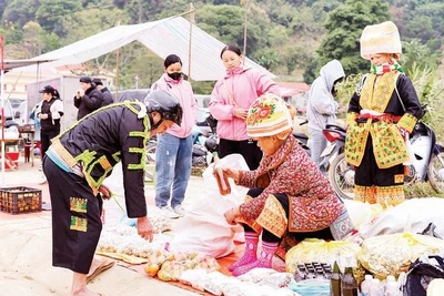 Đồng bào dân tộc mua bán nông sản tại chợ phiên Ba Sơn.