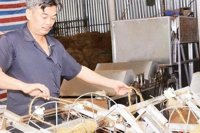 Nhờ nguồn vốn vay từ Ngân hàng Chính sách xã hội, ông Nguyễn Văn Út đã đầu tư máy móc, mở rộng sản xuất, góp phần phát triển kinh tế gia đình.