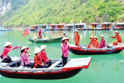 Hát giao duyên trên Vịnh Hạ Long là nét văn hóa đặc sắc, thu hút đông đảo du khách trong nước và quốc tế