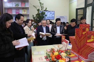 Các đại biểu tham quan gian trưng bày tại buổi khai mạc.