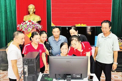 Lắp đặt máy tính và đào tạo các thủ tục liên thông tại Tổ dân phố số 4, phường Trung Sơn. (Ảnh THÁI HÒA)