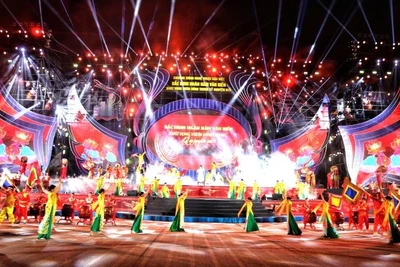 Sân khấu chương trình sử dụng công nghệ Hologram 3D.