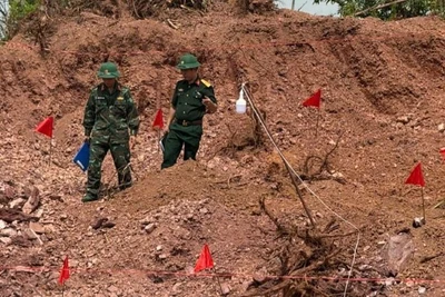 Lực lượng công binh tại hiện trường phát hiện bom.