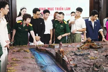 Đạo diễn Đặng Thái Huyền giới thiệu sa bàn đại cảnh trường quay bộ phim "Mưa đỏ".