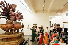 Các không gian văn hóa, nghệ thuật cần sáng tạo nhiều hình thức trải nghiệm mới để cuốn hút công chúng. Ảnh: Tham quan Bảo vật Quốc gia - Tượng Quan Âm Thiên Thủ Thiên Nhãn, chùa Hội Hạ (Hưng Yên) tại Bảo tàng Mỹ thuật Việt Nam. Ảnh: KHIẾU MINH