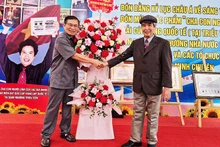 Nhà thơ Lê Tuấn Lộc chúc mừng nhà thơ Minh Chuyên (bên phải) trong ngày vui.