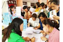 Người lao động khai báo thông tin hưởng trợ cấp thất nghiệp tại một phiên giao dịch việc làm. 