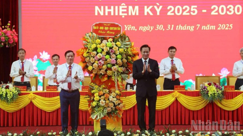 Đồng chí Nguyễn Hữu Nghĩa, Bí thư Tỉnh ủy Hưng Yên tặng hoa chúc mừng Đại hội.