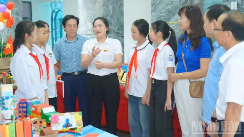 Bí thư Đảng ủy xã Vũ Thư, tỉnh Hưng Yên Phạm Thị Như Phong trao đổi với các em học sinh trên địa bàn. 