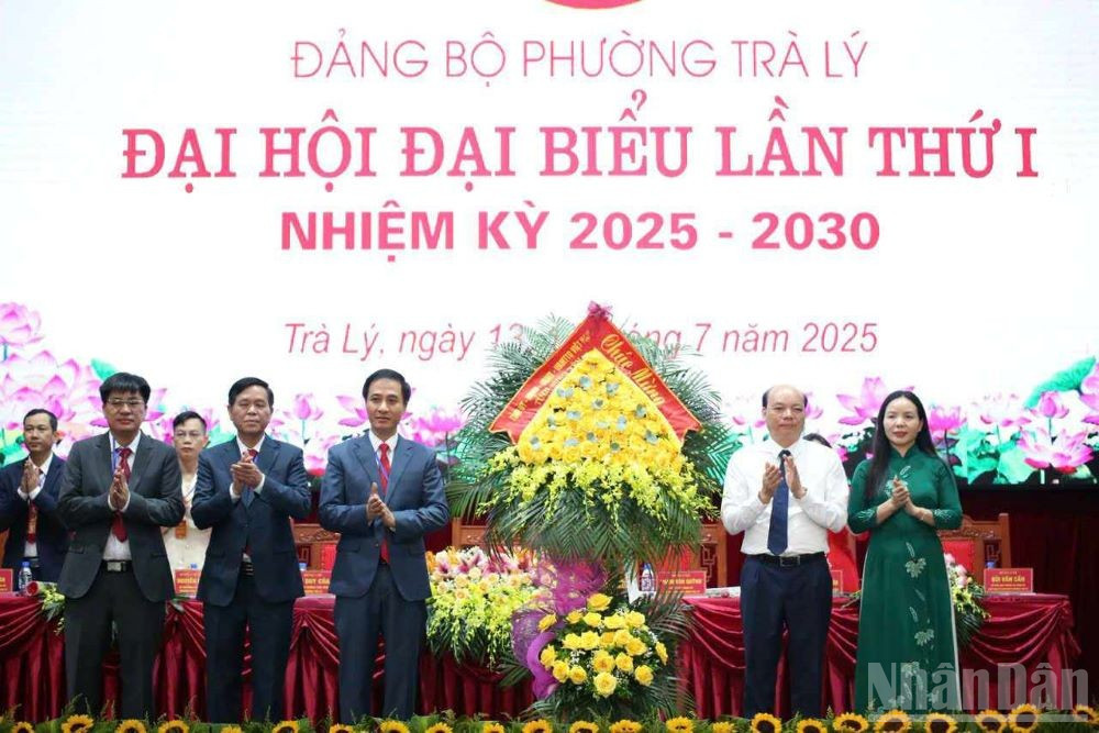 Lãnh đạo Hội đồng nhân dân và Ủy ban Mặt trận Tổ quốc Việt Nam tỉnh Hưng Yên tặng hoa chúc mừng đại hội. ndo_br_4.jpg