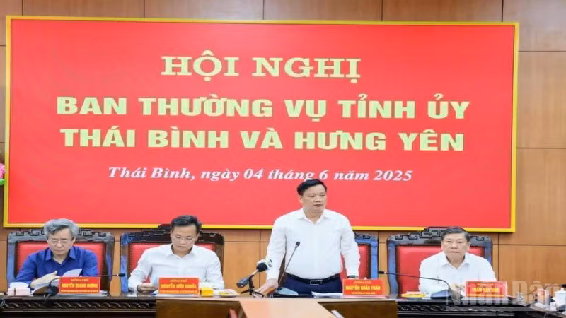 Đồng chí Nguyễn Khắc Thận, Bí thư Tỉnh ủy Thái Bình, phát biểu khai mạc buổi làm việc giữa Ban Thường vụ Tỉnh ủy Hưng Yên và Thái Bình.