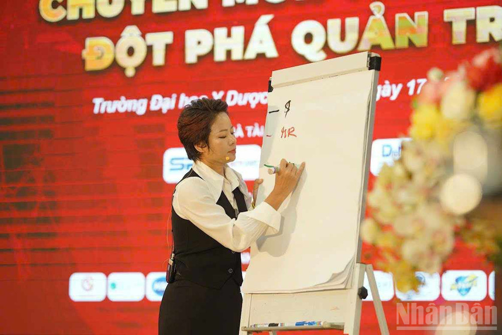 Các diễn giả trình bày đề tài khoa học tại Hội thảo. ndo_br_2-346.jpg