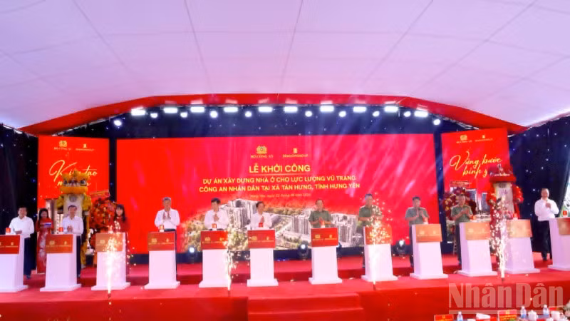 Các đại biểu thực hiện nghi thức khởi công.