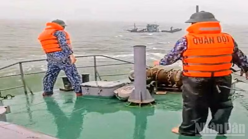 Cán bộ, chiến sĩ Bộ đội biên phòng thực hiện lai dắt thành công phương tiện (bè) của ngư dân Thanh Hóa chết máy, trôi dạt trên biển chiều 19/7/2025.