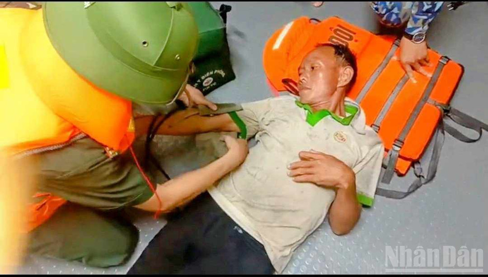 Ngư dân Đinh Văn Thành được bộ đội biên phòng chăm sóc sau khi vào đất liền. ndo_br_1.jpg