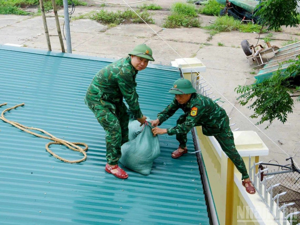 Lực lượng quân đội gia cố công trình nhằm giảm thiểu thiệt hại khi bão số 3 vào đất liền. ndo_br_1-2.jpg