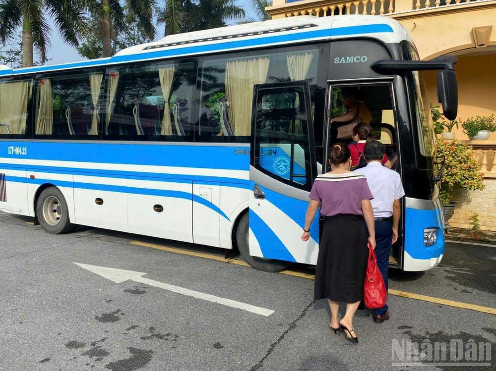 Hiện nay, cán bộ, công chức từ tỉnh Thái Bình cũ đang phải sử dụng xe cơ quan hoặc thuê phương tiện di chuyển sang tỉnh Hưng Yên làm việc. ndo_br_2.jpg
