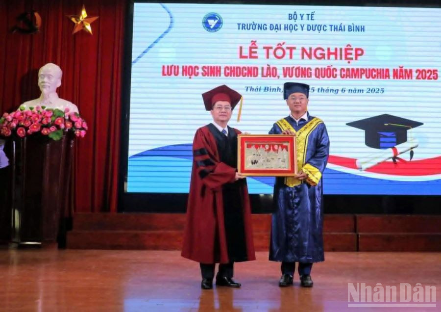 Lưu học sinh Lào tặng kỷ vật cho nhà trường. ndo_br_4.jpg