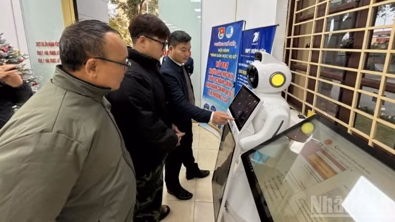 Robot lễ tân được đặt ngay lối ra vào Trung tâm phục vụ hành chính công phường Phố Hiến, đem đến trải nghiệm tích cực cho người giao dịch, tương tác.