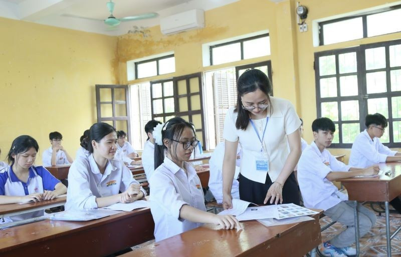 Các phòng thi đều bố trí đủ ánh sáng, quạt mát cho thí sinh dự thi. 83d4ebbc3c0610d2e583c2313d8688ca.jpg